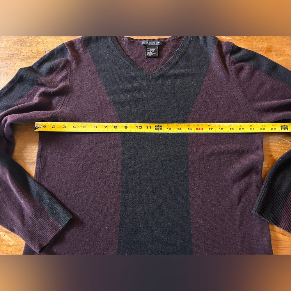Theory men’s 100% cashmere two-tone V-neck sweater. Aubergine with black stripes - Picture 5 of 7